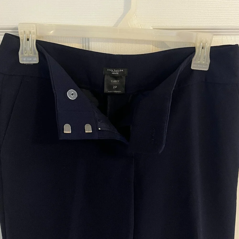 Mid Rise Straight Pant in Textured Drape - Curvy Fit Petite - Navy 2P - Picture 5 of 6